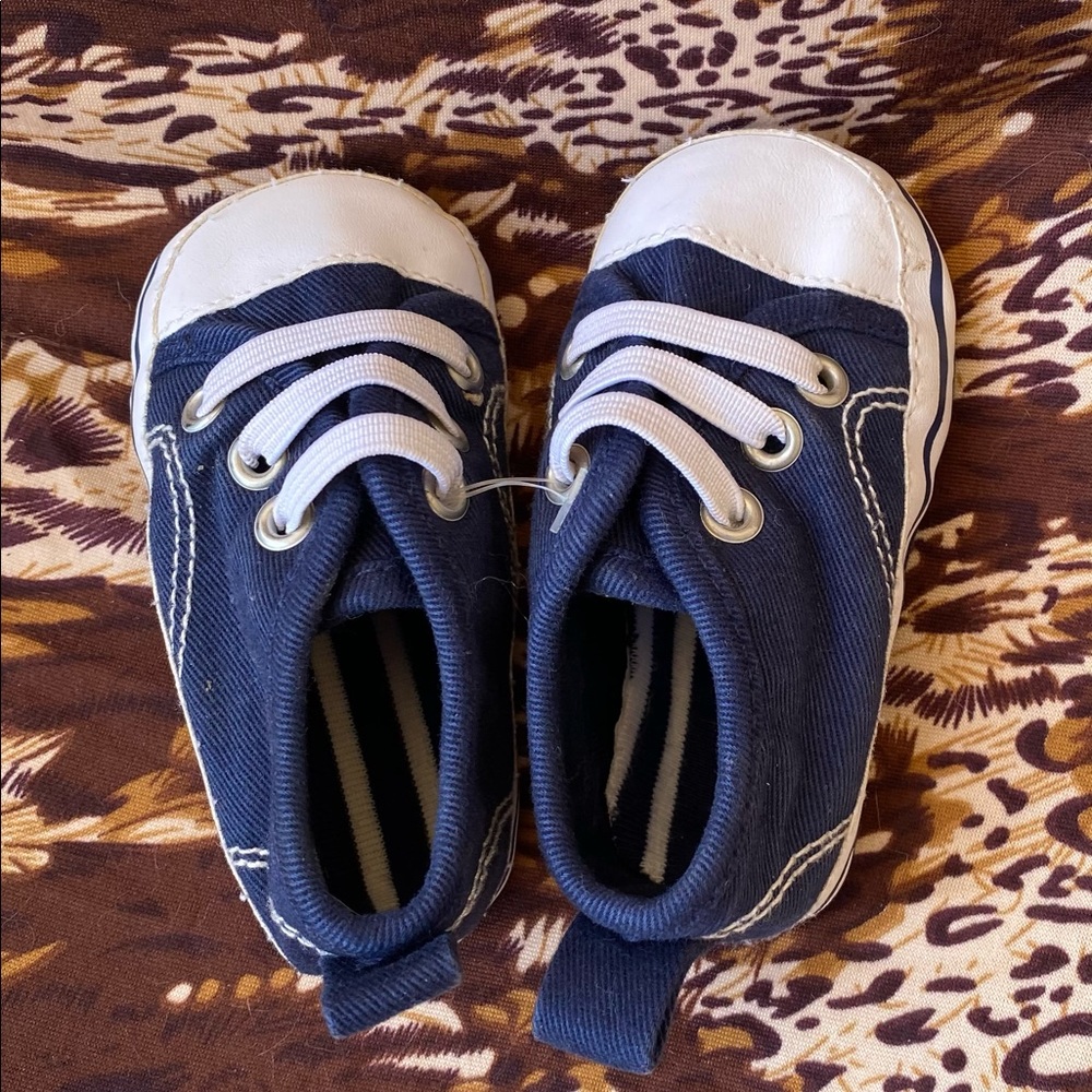 Infant tennis shoes NWOT 🎈 2 for 5 🎈